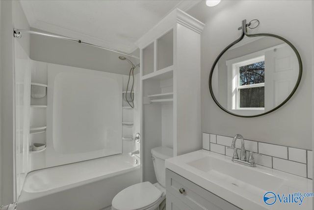 50 Lakeshore Drive, Laceys Spring, AL 35754