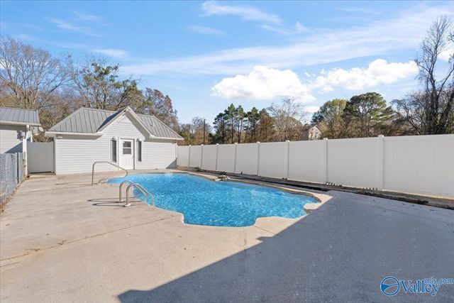 50 Lakeshore Drive, Laceys Spring, AL 35754