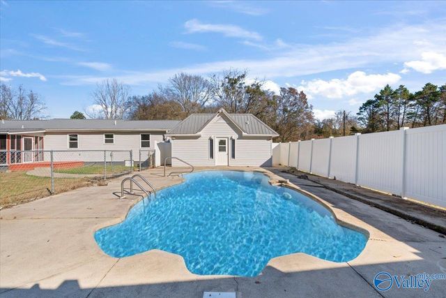 50 Lakeshore Drive, Laceys Spring, AL 35754