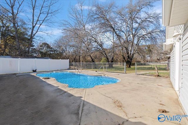 50 Lakeshore Drive, Laceys Spring, AL 35754