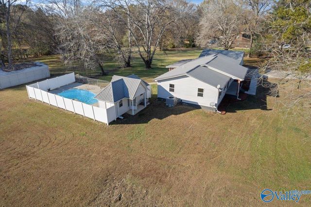 50 Lakeshore Drive, Laceys Spring, AL 35754