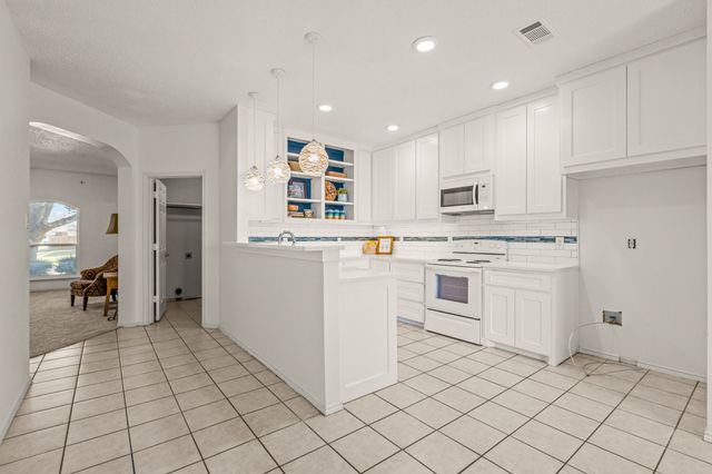 105 Thoroughbred Drive, Krum, TX 76249