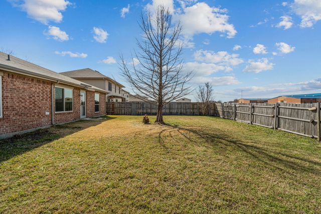 105 Thoroughbred Drive, Krum, TX 76249