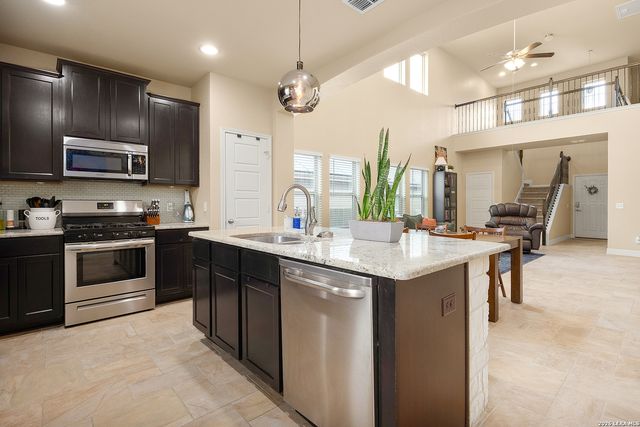 617 COMMUNITY DR, New Braunfels, TX 78132