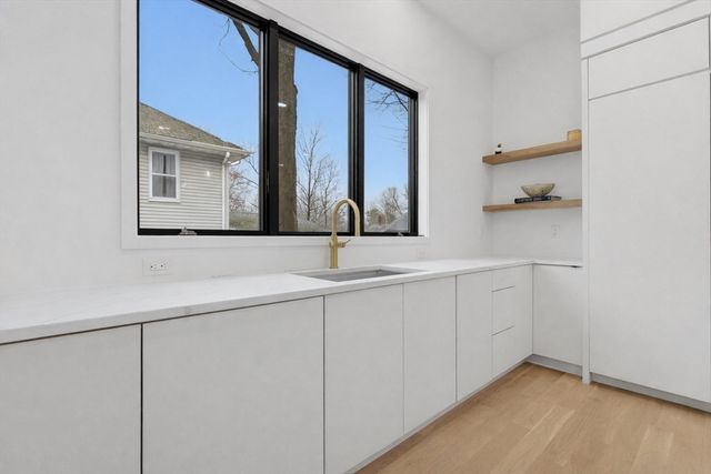 156 Langley Rd 156, Newton, MA 02459