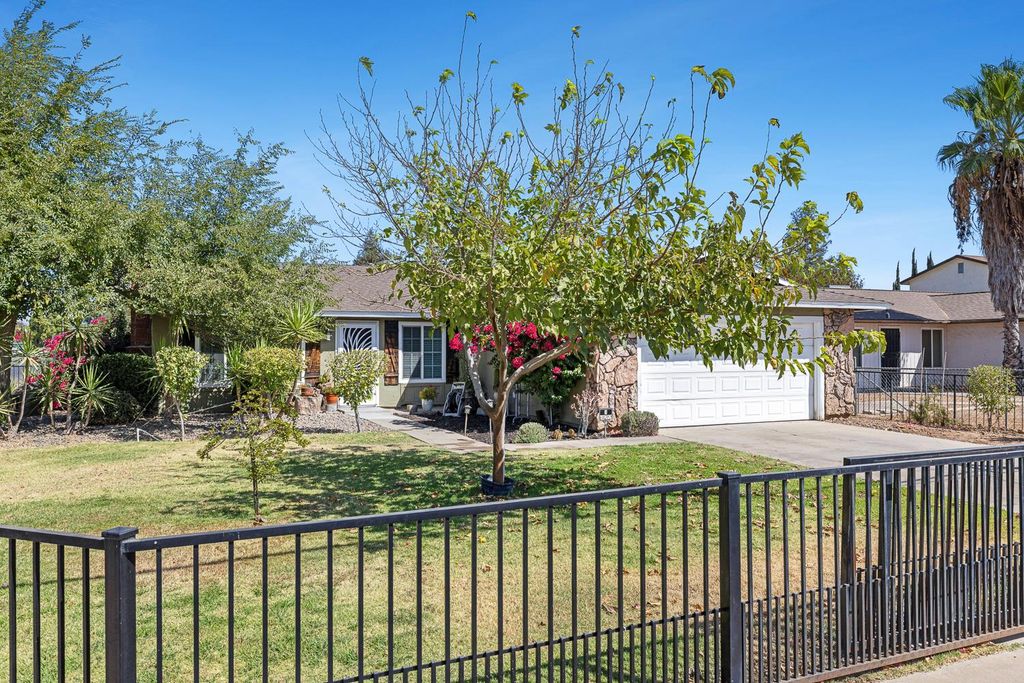 Image 2 of property listing at 1301 E Kennedy Street, Madera, CA 93638