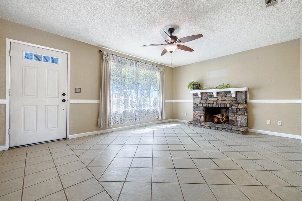 Image 9 of property listing at 1301 E Kennedy Street, Madera, CA 93638