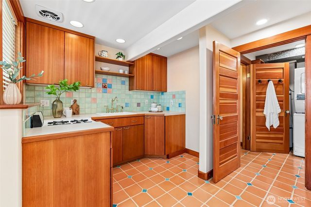 1514 NE 70th Street, Seattle, WA 98115