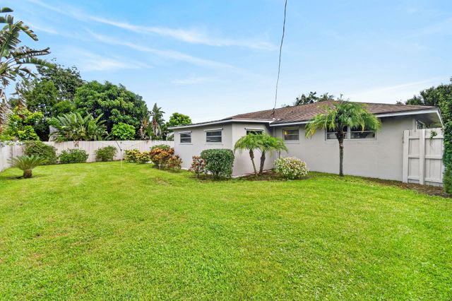 11 Windsor Road E, Jupiter, FL 33469