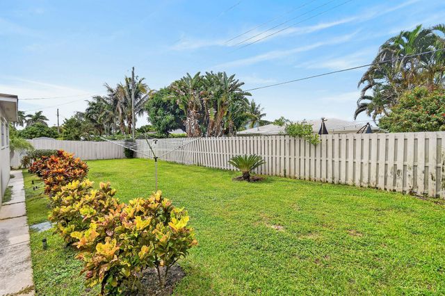 11 Windsor Road E, Jupiter, FL 33469