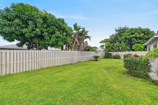 11 Windsor Road E, Jupiter, FL 33469