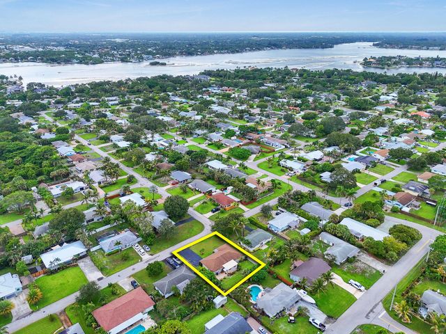 11 Windsor Road E, Jupiter, FL 33469