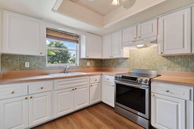 11 Windsor Road E, Jupiter, FL 33469