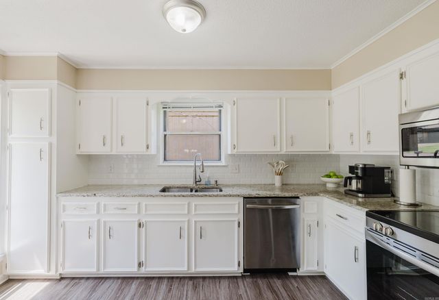 11924 Pleasant Forest Dr, Little Rock, AR 72212