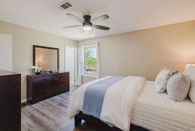 11924 Pleasant Forest Dr, Little Rock, AR 72212