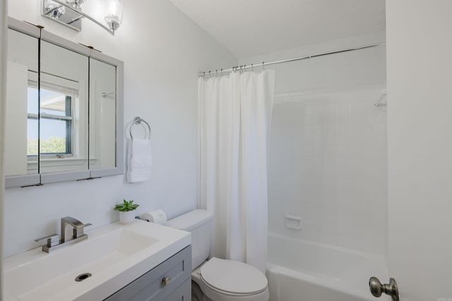 11924 Pleasant Forest Dr, Little Rock, AR 72212