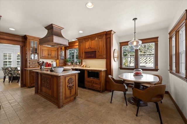 1711 E Main Street, Medford, OR 97504