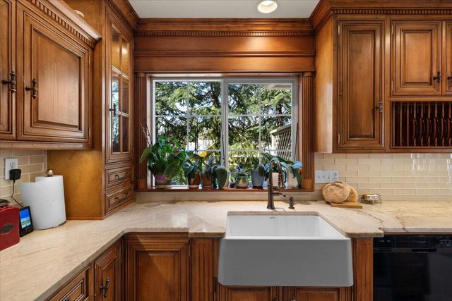 1711 E Main Street, Medford, OR 97504