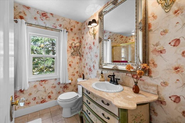 1711 E Main Street, Medford, OR 97504