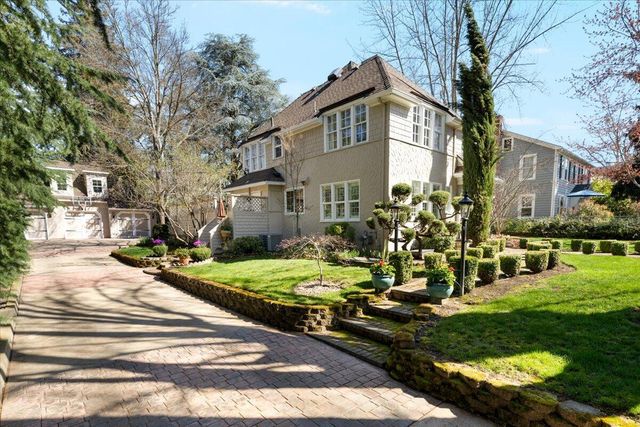 1711 E Main Street, Medford, OR 97504