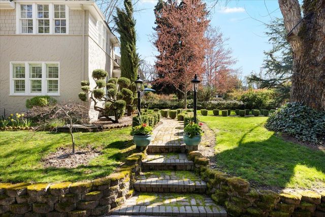 1711 E Main Street, Medford, OR 97504