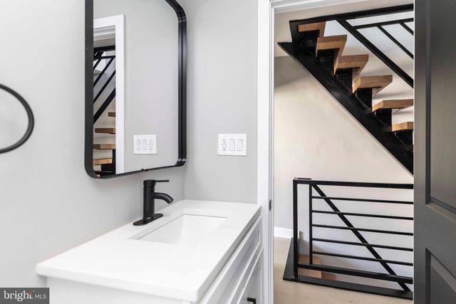 1725 W THOMPSON ST, Philadelphia, PA 19121