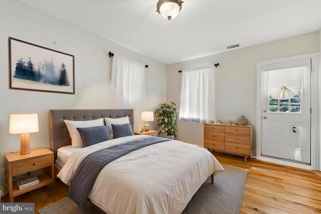 2034 S SHIRLINGTON RD, Arlington, VA 22204