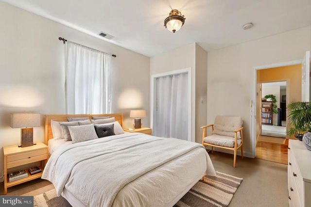 2034 S SHIRLINGTON RD, Arlington, VA 22204