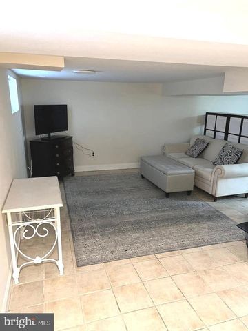 2034 S SHIRLINGTON RD, Arlington, VA 22204