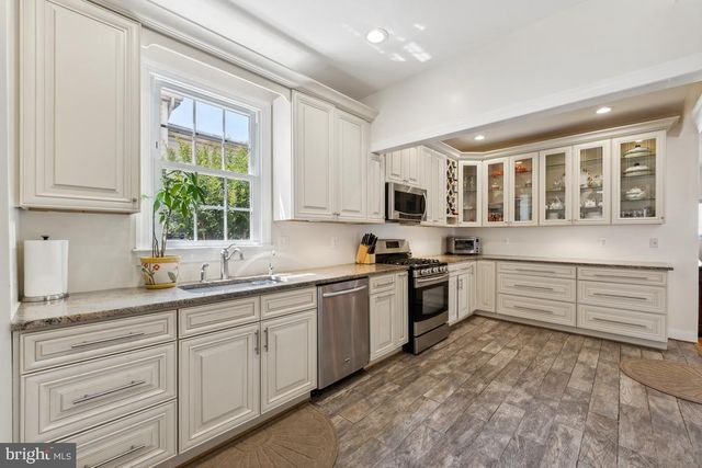 2034 S SHIRLINGTON RD, Arlington, VA 22204