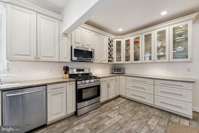 2034 S SHIRLINGTON RD, Arlington, VA 22204