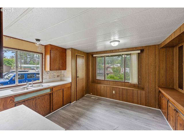 63541 Flower Rd, Coos Bay, OR 97420