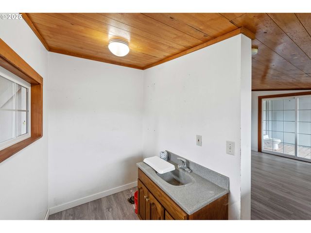 63541 Flower Rd, Coos Bay, OR 97420