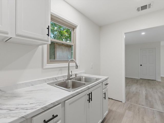 725 Lafayette Street, Hempstead, TX 77445