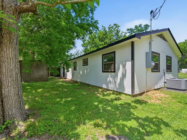 725 Lafayette Street, Hempstead, TX 77445