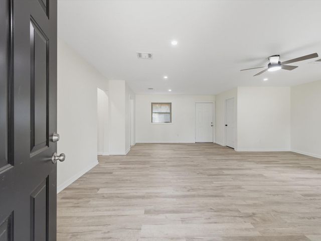 725 Lafayette Street, Hempstead, TX 77445