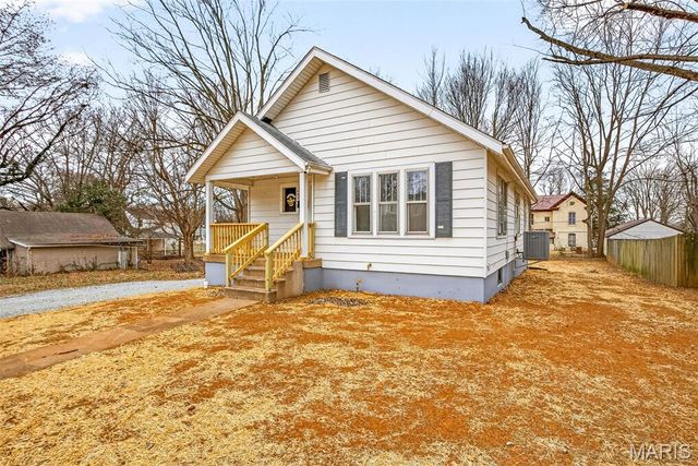 207 4th Street, Farmington, MO 63640