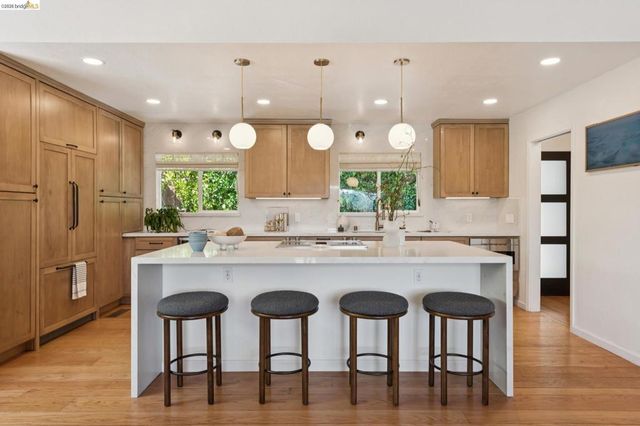 6874 Chambers Dr., Oakland, CA 94611