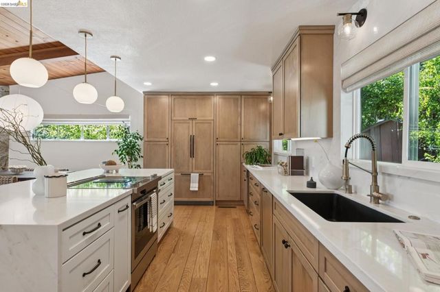 6874 Chambers Dr., Oakland, CA 94611