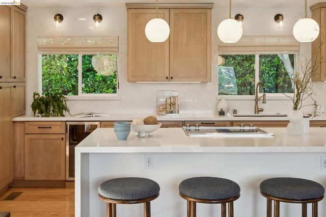 6874 Chambers Dr., Oakland, CA 94611