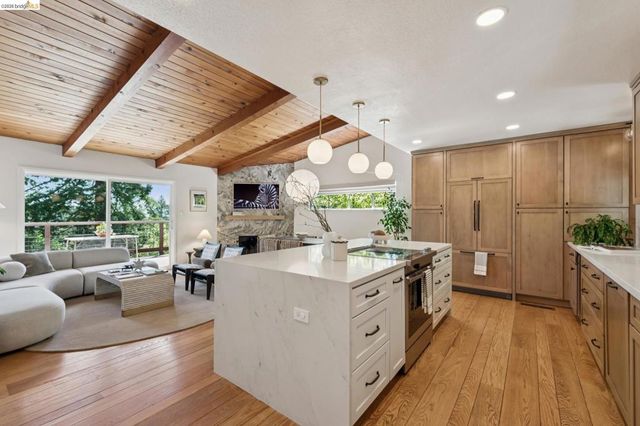 6874 Chambers Dr., Oakland, CA 94611