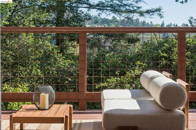 6874 Chambers Dr., Oakland, CA 94611