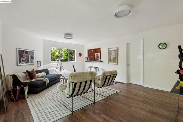 6874 Chambers Dr., Oakland, CA 94611