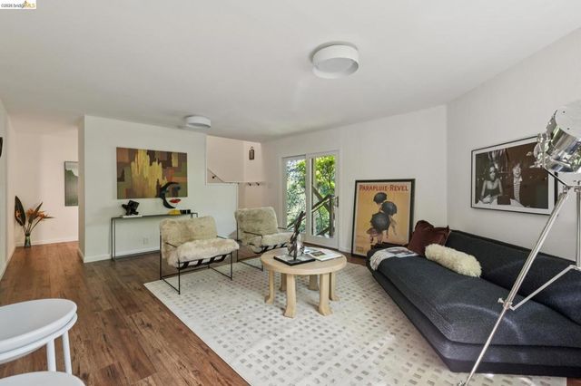 6874 Chambers Dr., Oakland, CA 94611