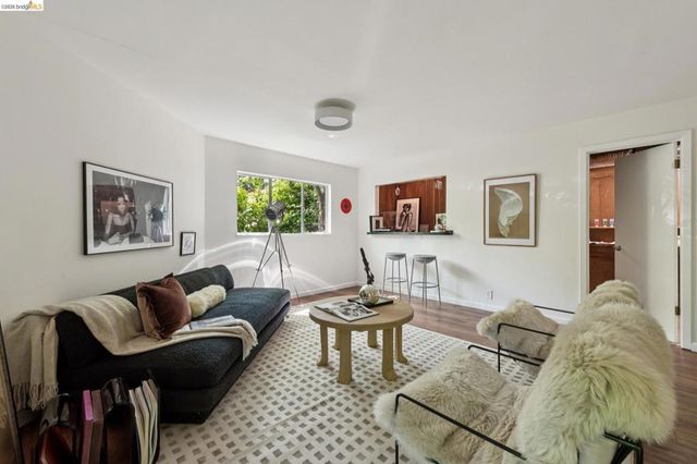 6874 Chambers Dr., Oakland, CA 94611