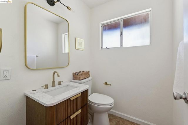 6874 Chambers Dr., Oakland, CA 94611