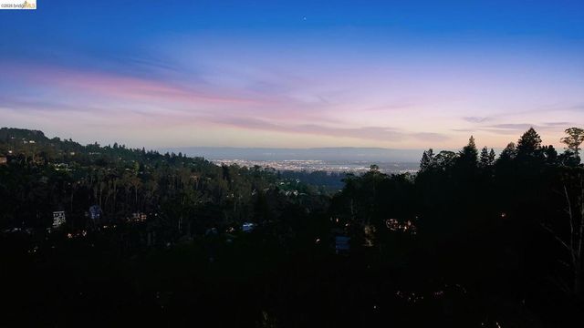 6874 Chambers Dr., Oakland, CA 94611