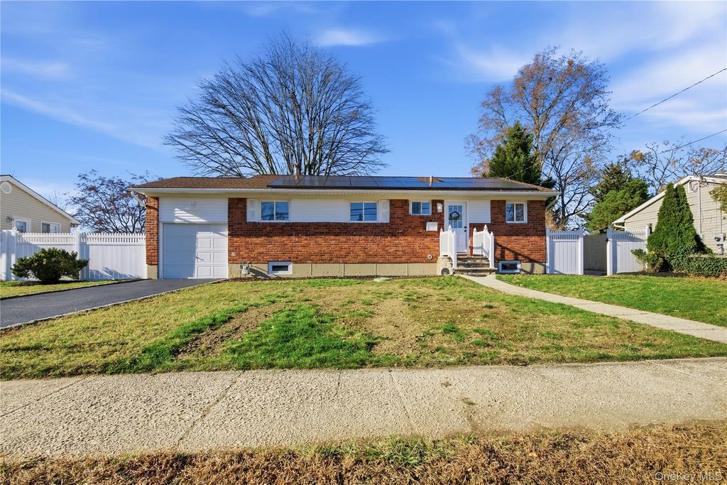 26 Wilshire Drive, North Babylon, NY 11703