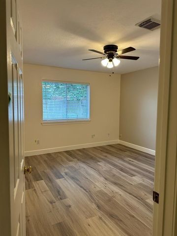 1027 S Wellsford Drive, Pearland, TX 77584