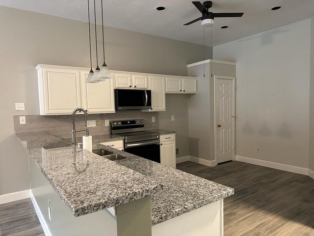 1027 S Wellsford Drive, Pearland, TX 77584